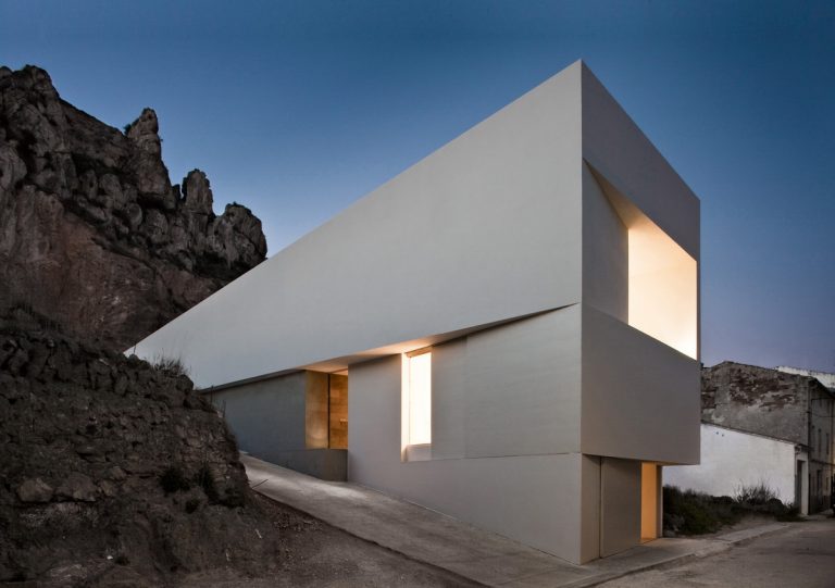 House on Mountainside / Fran Silvestre Arquitectos