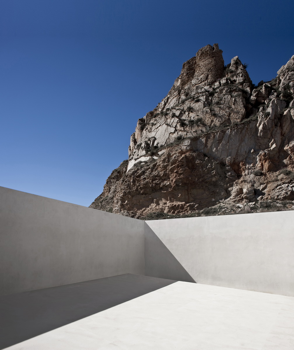 House on Mountainside / Fran Silvestre Arquitectos (7)