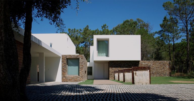 House in Meco / Jorge Mealha Architects