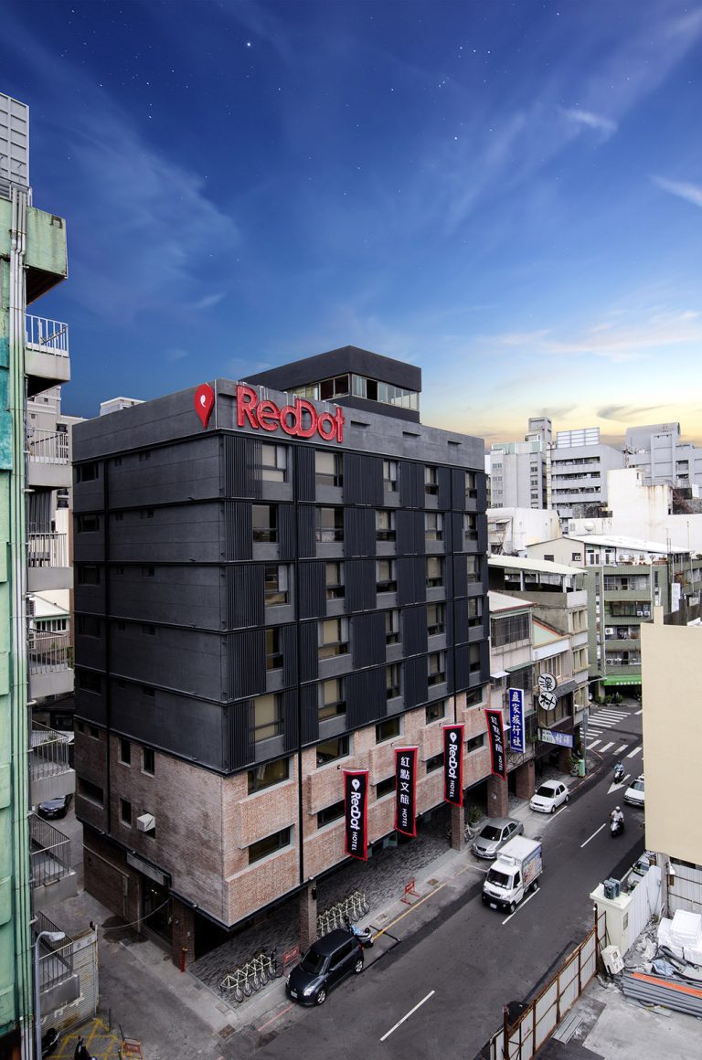 RedDot Hotel / Steven Wu+Wang Pe-Jen