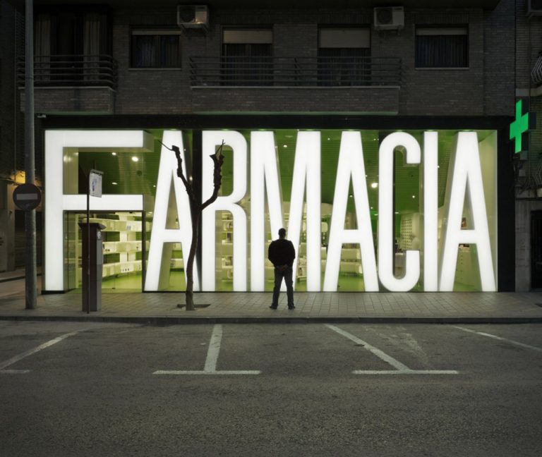 Casanueva Farmacia / Clavel Arquitectos