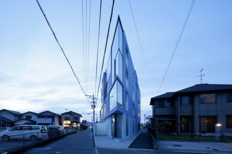 On the Corner / Eastern Design Office