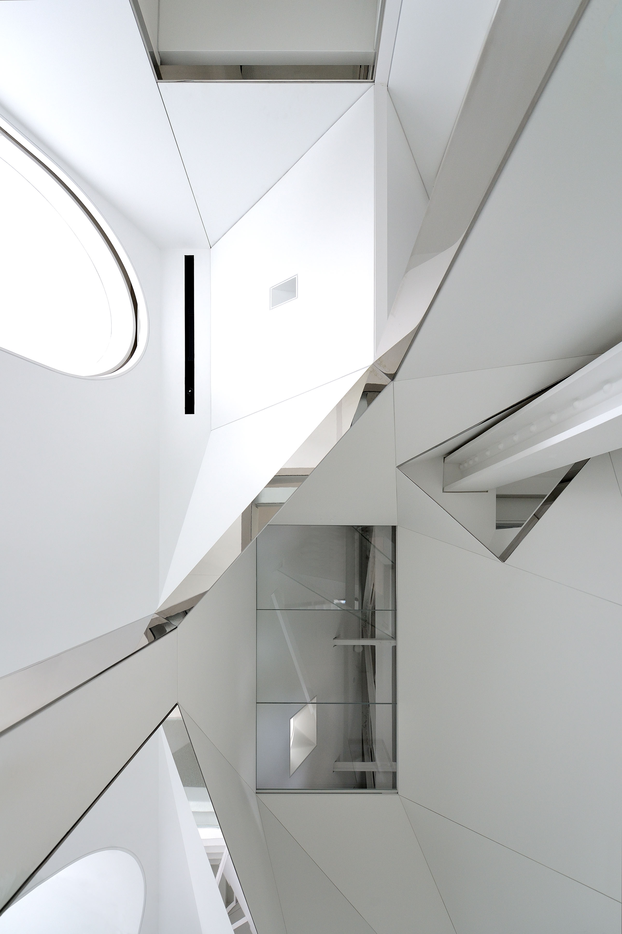 Skyhouse Entry - Stairwell / David Hotson Architect