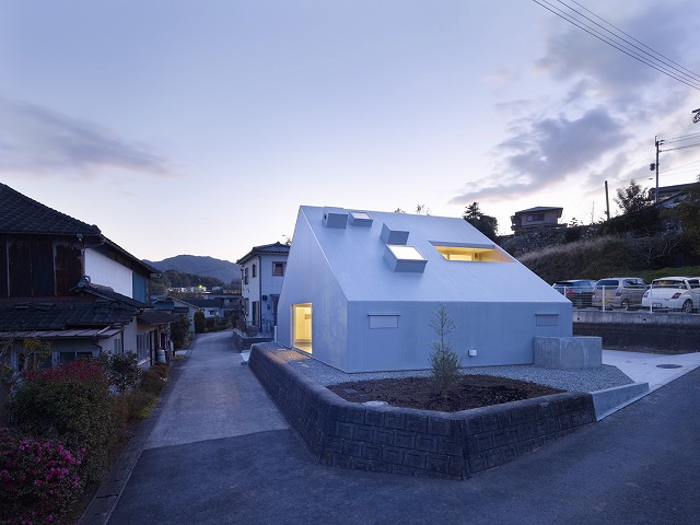 Cloudy House / Takao Shiotsuka