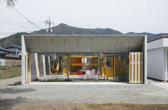 Outside In House / Takeshi Hosaka