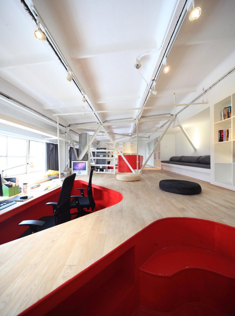 Red Town Office / Taranta Creations