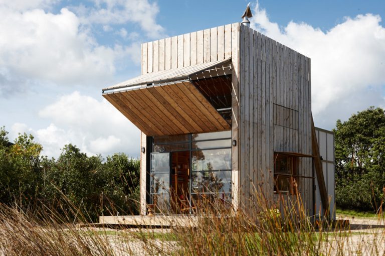 Whangapoua Sled House / Crosson Clarke Carnachan